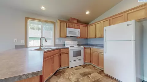 Kitchen - 8408 Studebaker Dr, Pasco, WA 99301 photo 2 of 4