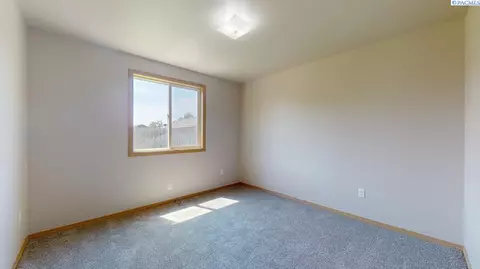 Bedroom - 8408 Studebaker Dr, Pasco, WA 99301 photo 3 of 6