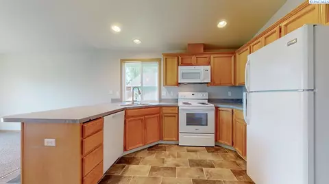 Kitchen - 8408 Studebaker Dr, Pasco, WA 99301 photo 3 of 4