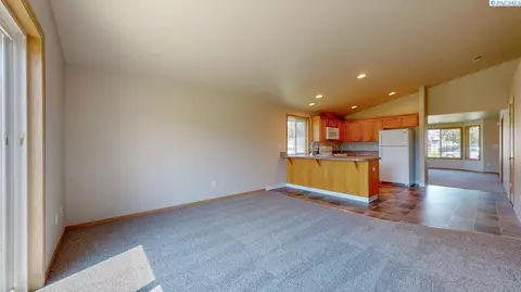 Living - 8408 Studebaker Dr, Pasco, WA 99301 photo 5 of 6