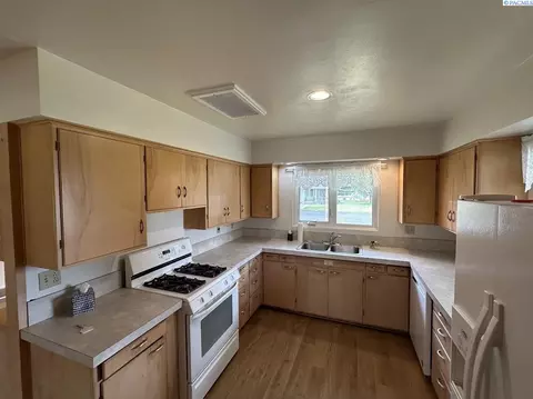 404 D St, Endicott, WA 99125 photo 2