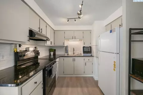 Kitchen - 380 NW Thomas St, Pullman, WA 99163 photo 1 of 3
