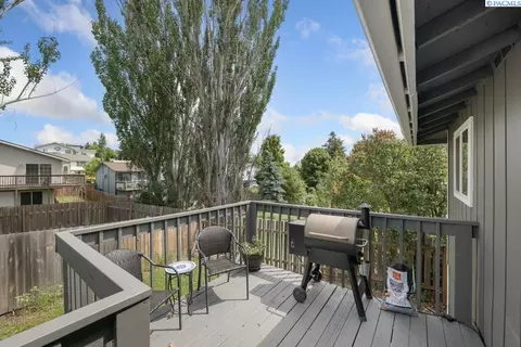 Exterior - 380 NW Thomas St, Pullman, WA 99163 photo 3 of 7