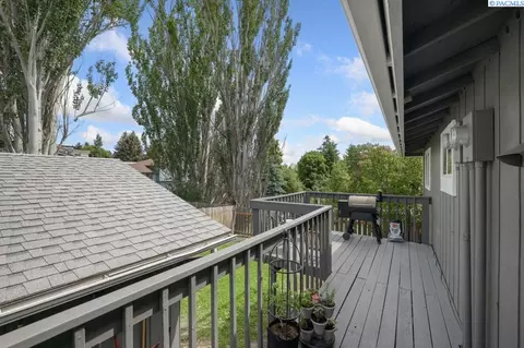 Exterior - 380 NW Thomas St, Pullman, WA 99163 photo 2 of 7