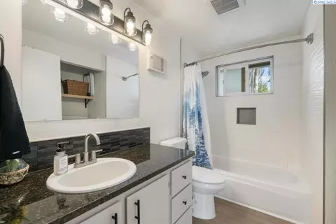 Bath - 380 NW Thomas St, Pullman, WA 99163 photo 1 of 2