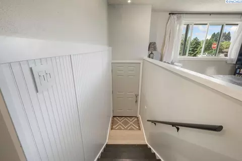 Entry Way - 380 NW Thomas St, Pullman, WA 99163 photo 1 of 1