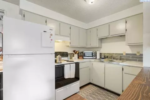 Kitchen - 380 NW Thomas St, Pullman, WA 99163 photo 3 of 3