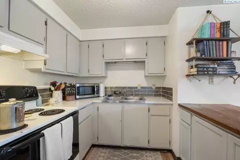 Kitchen - 380 NW Thomas St, Pullman, WA 99163 photo 2 of 3