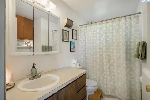 Bath - 380 NW Thomas St, Pullman, WA 99163 photo 2 of 2