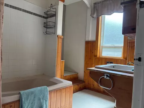 Bath - 430 SE Kamiaken St, Pullman, WA 99163 photo 3 of 7