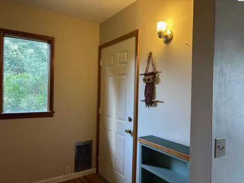 Entry Way - 430 SE Kamiaken St, Pullman, WA 99163 photo 1 of 3