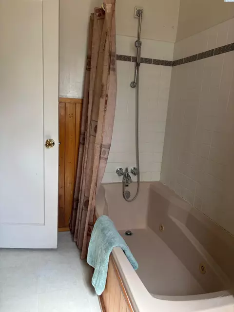Bath - 430 SE Kamiaken St, Pullman, WA 99163 photo 2 of 7