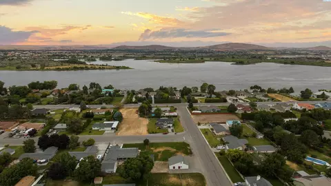 10033 Locust Ln, Pasco, WA 99301 photo 1