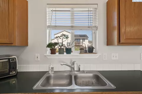 Kitchen - 1950 NW Valhalla Dr, Pullman, WA 99163 photo 4 of 5