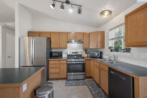 Kitchen - 1950 NW Valhalla Dr, Pullman, WA 99163 photo 1 of 5