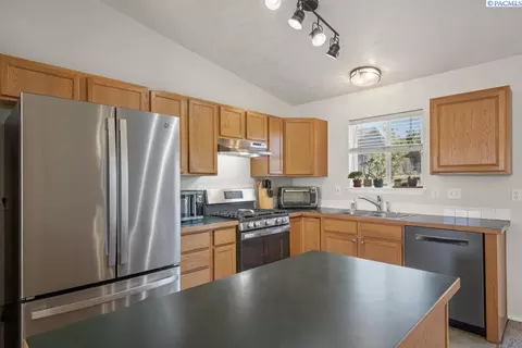 Kitchen - 1950 NW Valhalla Dr, Pullman, WA 99163 photo 5 of 5