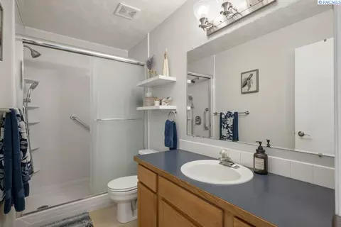 Bath - 1950 NW Valhalla Dr, Pullman, WA 99163 photo 3 of 3