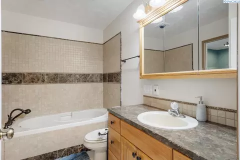 Bath - 1950 NW Valhalla Dr, Pullman, WA 99163 photo 1 of 3
