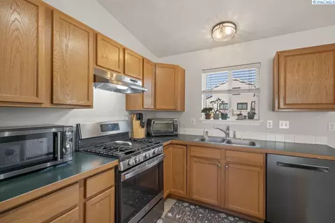 Kitchen - 1950 NW Valhalla Dr, Pullman, WA 99163 photo 3 of 5