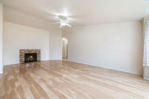 Living - 5520 Buchanan Ln, Pasco, WA 99301 photo 4 of 7
