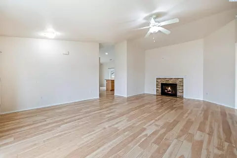 Living - 5520 Buchanan Ln, Pasco, WA 99301 photo 2 of 7