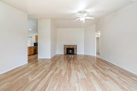 Living - 5520 Buchanan Ln, Pasco, WA 99301 photo 3 of 7