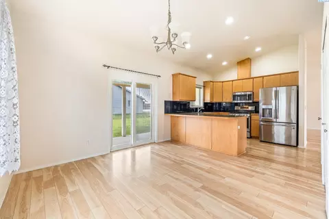 Living - 5520 Buchanan Ln, Pasco, WA 99301 photo 5 of 7