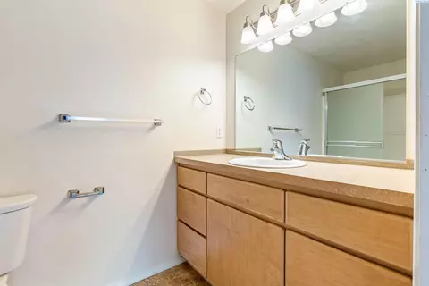 Bath - 5520 Buchanan Ln, Pasco, WA 99301 photo 1 of 3
