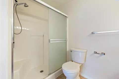 Bath - 5520 Buchanan Ln, Pasco, WA 99301 photo 2 of 3