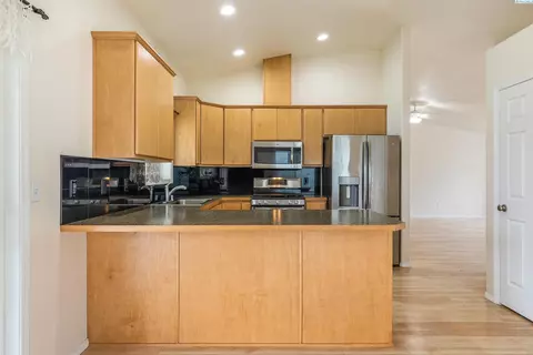 Kitchen - 5520 Buchanan Ln, Pasco, WA 99301 photo 3 of 3
