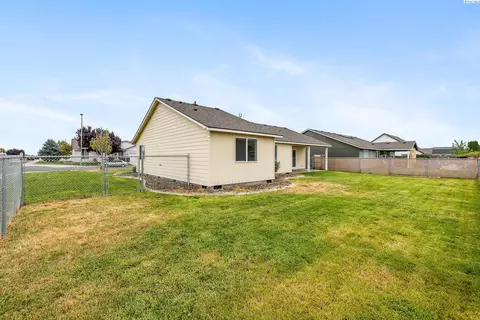 Exterior - 5520 Buchanan Ln, Pasco, WA 99301 photo 4 of 6