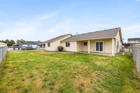 Exterior - 5520 Buchanan Ln, Pasco, WA 99301 photo 3 of 6