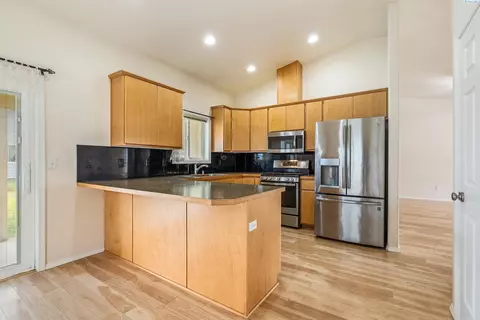 Kitchen - 5520 Buchanan Ln, Pasco, WA 99301 photo 2 of 3
