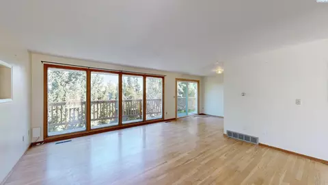 Living - 365 NW Linda St, Pullman, WA 99163 photo 2 of 7