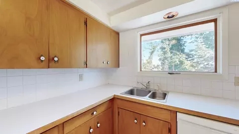 Kitchen - 365 NW Linda St, Pullman, WA 99163 photo 2 of 4