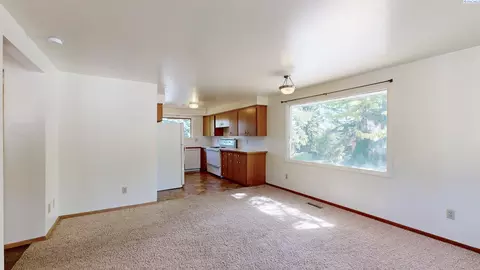Living - 365 NW Linda St, Pullman, WA 99163 photo 4 of 7