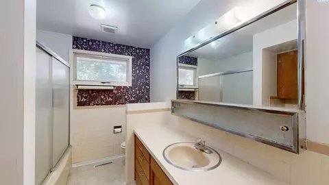 Bath - 365 NW Linda St, Pullman, WA 99163 photo 2 of 5