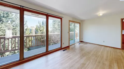 Living - 365 NW Linda St, Pullman, WA 99163 photo 3 of 7