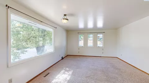 Living - 365 NW Linda St, Pullman, WA 99163 photo 5 of 7