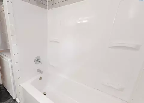 Bath - 365 NW Linda St, Pullman, WA 99163 photo 5 of 5