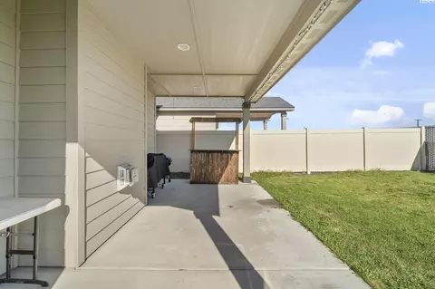 Exterior - 8210 Cassiar Dr, Pasco, WA 99301 photo 3 of 4