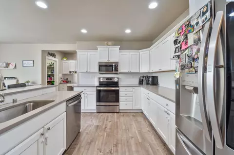 Kitchen - 8210 Cassiar Dr, Pasco, WA 99301 photo 2 of 3