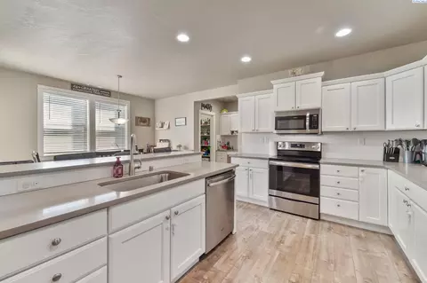 Kitchen - 8210 Cassiar Dr, Pasco, WA 99301 photo 3 of 3