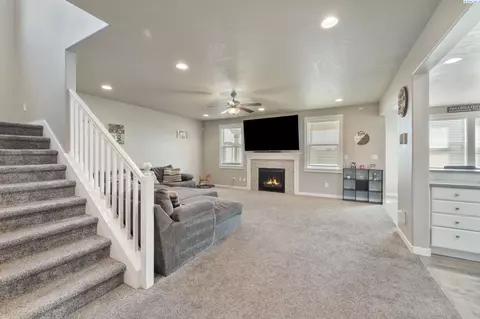 Living - 8210 Cassiar Dr, Pasco, WA 99301 photo 1 of 1