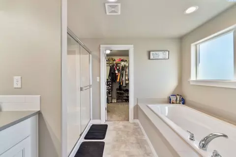 Entry Way - 8210 Cassiar Dr, Pasco, WA 99301 photo 1 of 3