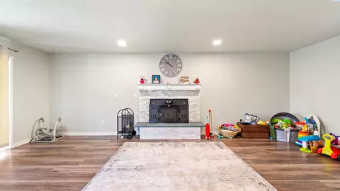 Living - 3625 W Agate St, Pasco, WA 99301 photo 2 of 2
