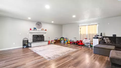 Living - 3625 W Agate St, Pasco, WA 99301 photo 1 of 2