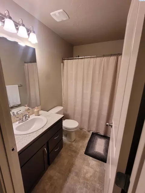 Bath - 5708 Sidon Ln, Pasco, WA 99301 photo 2 of 2
