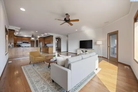 Living - 4824 Mojave Dr, Pasco, WA 99301 photo 8 of 11