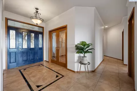 Entry Way - 4824 Mojave Dr, Pasco, WA 99301 photo 2 of 4